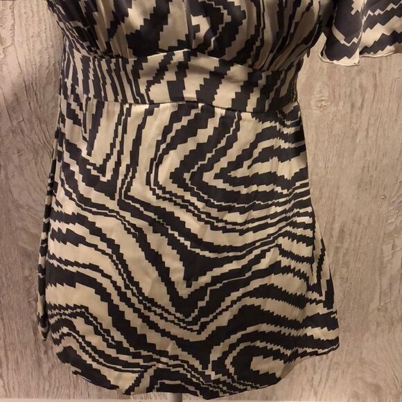 Trina Turk Gray & Cream Zebra Like Blouse - Picture 4 of 8